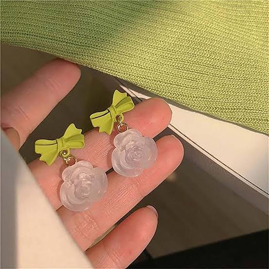 🫰🏻Korean Earrings: Green Bow Rose🌹🌿