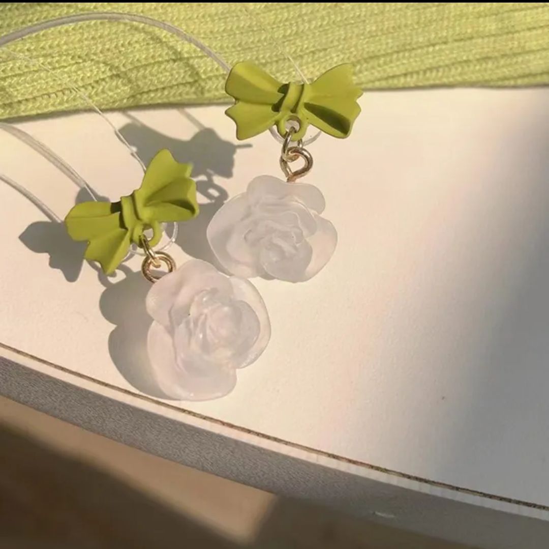 🫰🏻Korean Earrings: Green Bow Rose🌹🌿
