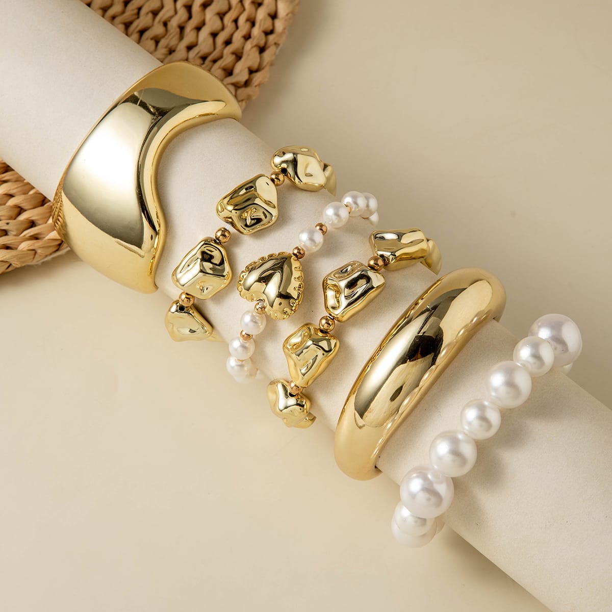 HC211: Trendy Metal Bangle Set: (Golden) (6 pcs)