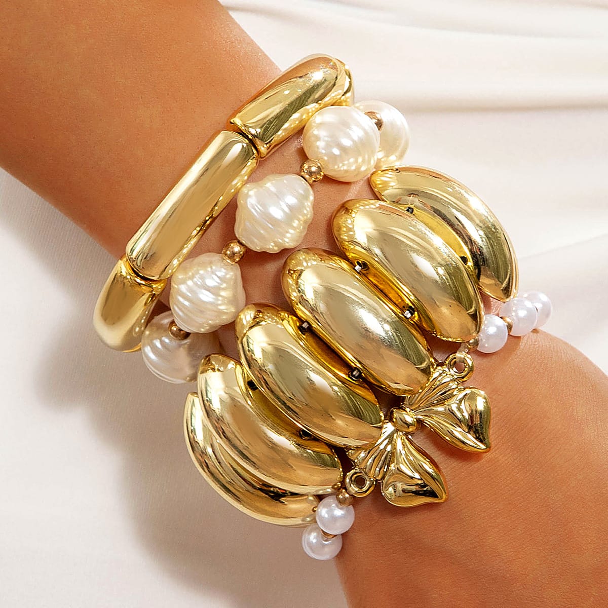 HC208: Trendy Metal Bangle Set: (Golden) (4 pcs)