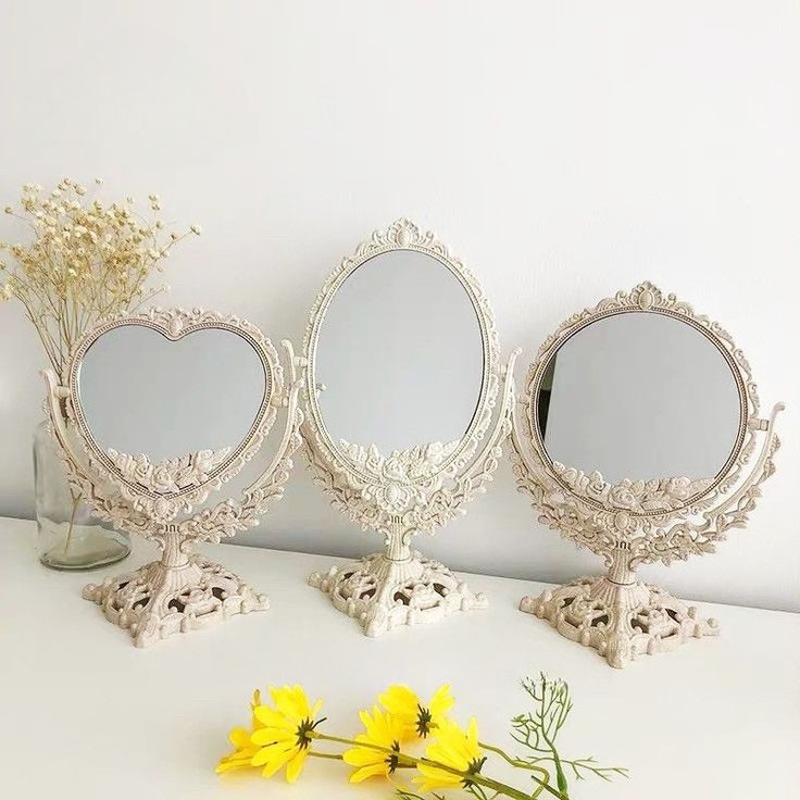 M01: Vintage Mirror: Vintage Heart Shape: Off-white