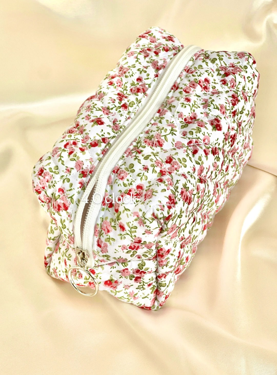 🎀 9. Pinteresty Makeup Bag: Hot Pink Flowers🫧