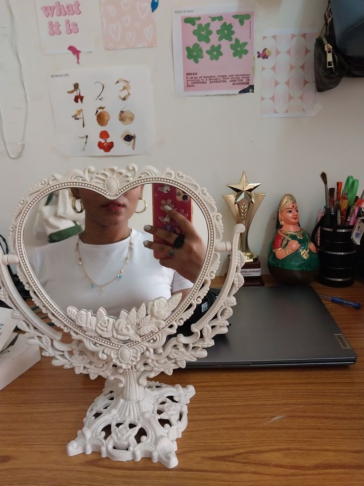 M01: Vintage Mirror: Vintage Heart Shape: Off-white