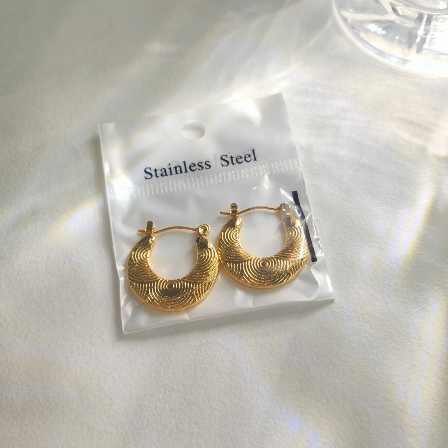 GE59: 18K Gold Plated Stainless Steel Ear Hoops