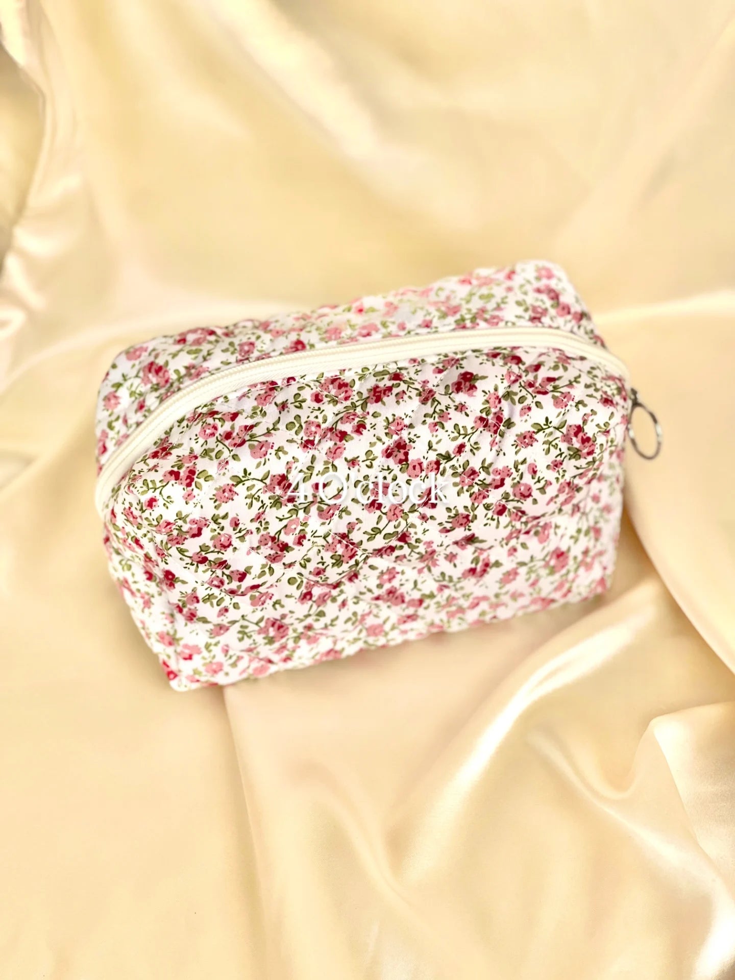 🎀 9. Pinteresty Makeup Bag: Hot Pink Flowers🫧