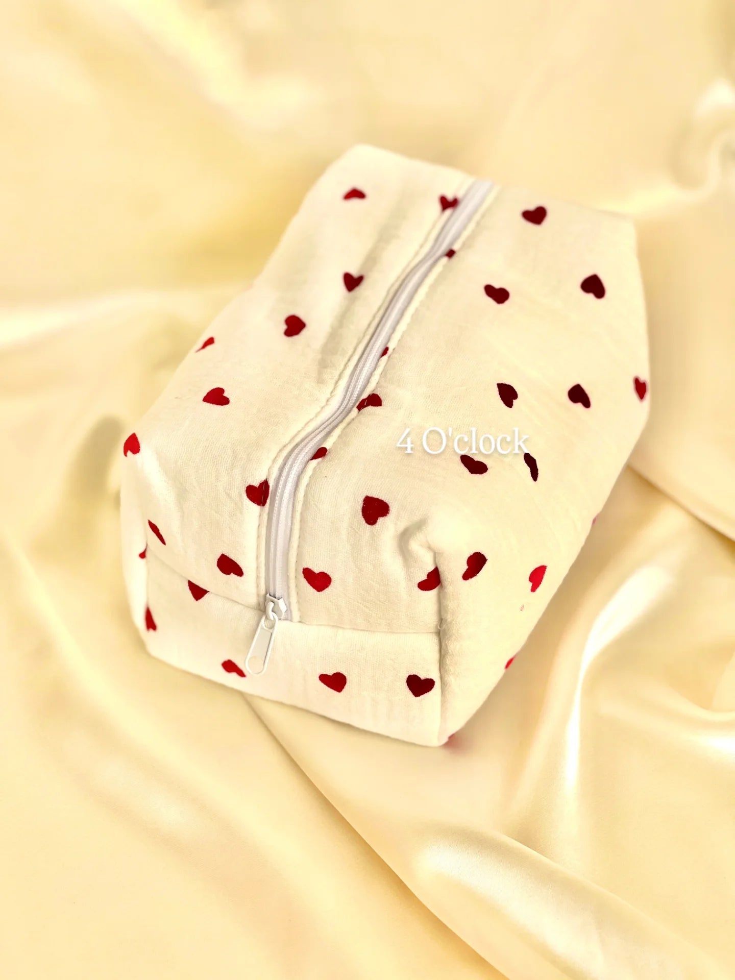 🎀 33.Pinteresty Makeup Bag: White Heart🫧