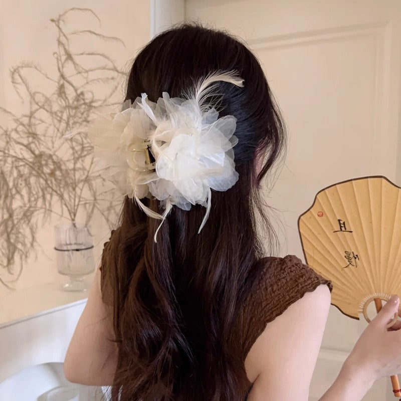 Angel Bloom Hairclaws: Off-white