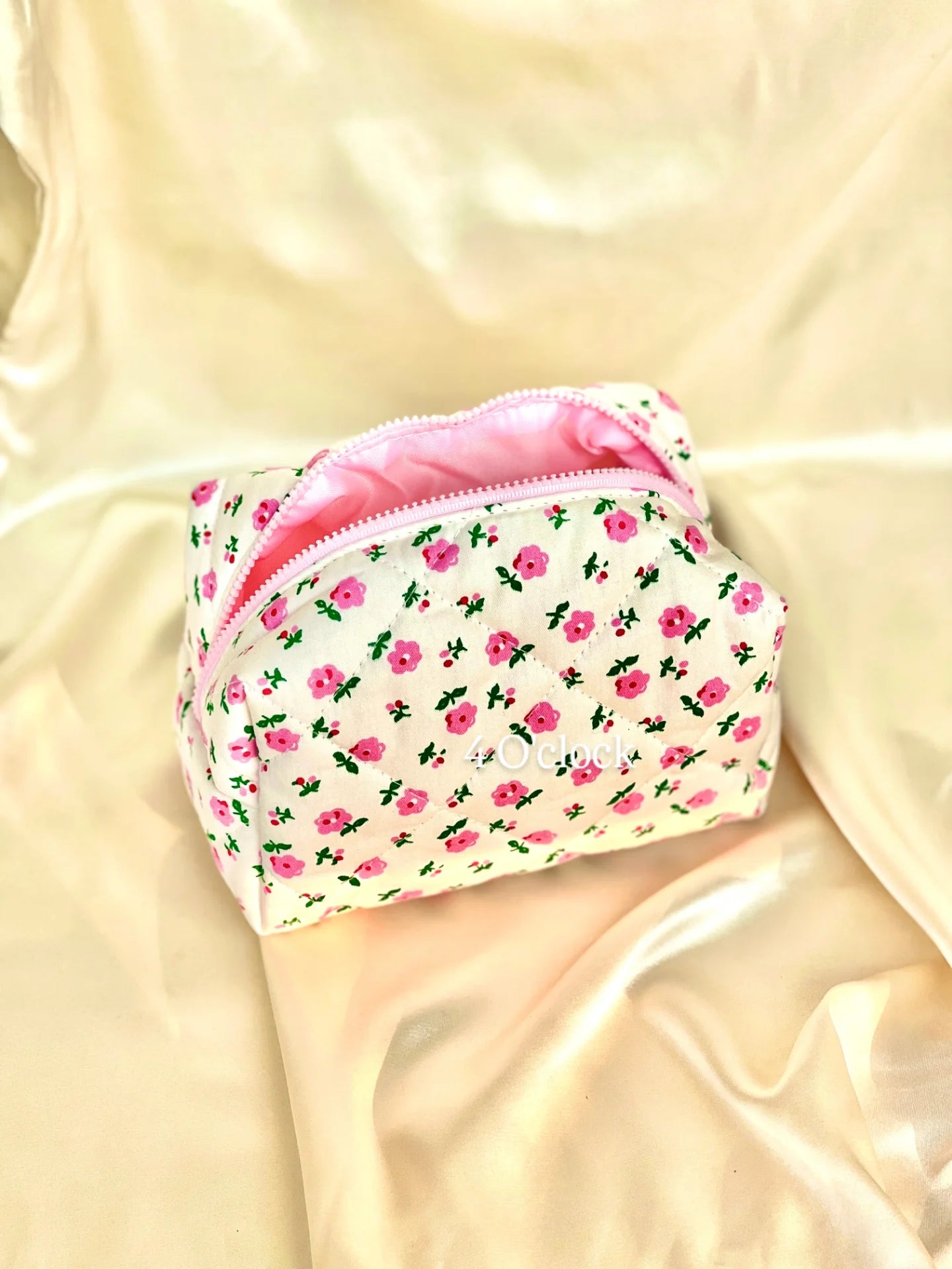 🎀 27.Pinteresty Makeup Bag: Small Pink Flowers 🫧
