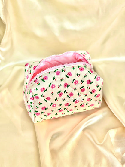 🎀 27.Pinteresty Makeup Bag: Small Pink Flowers 🫧