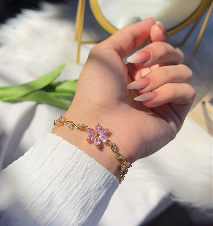 B107: Pinteresty Flower Bracelet: Pink