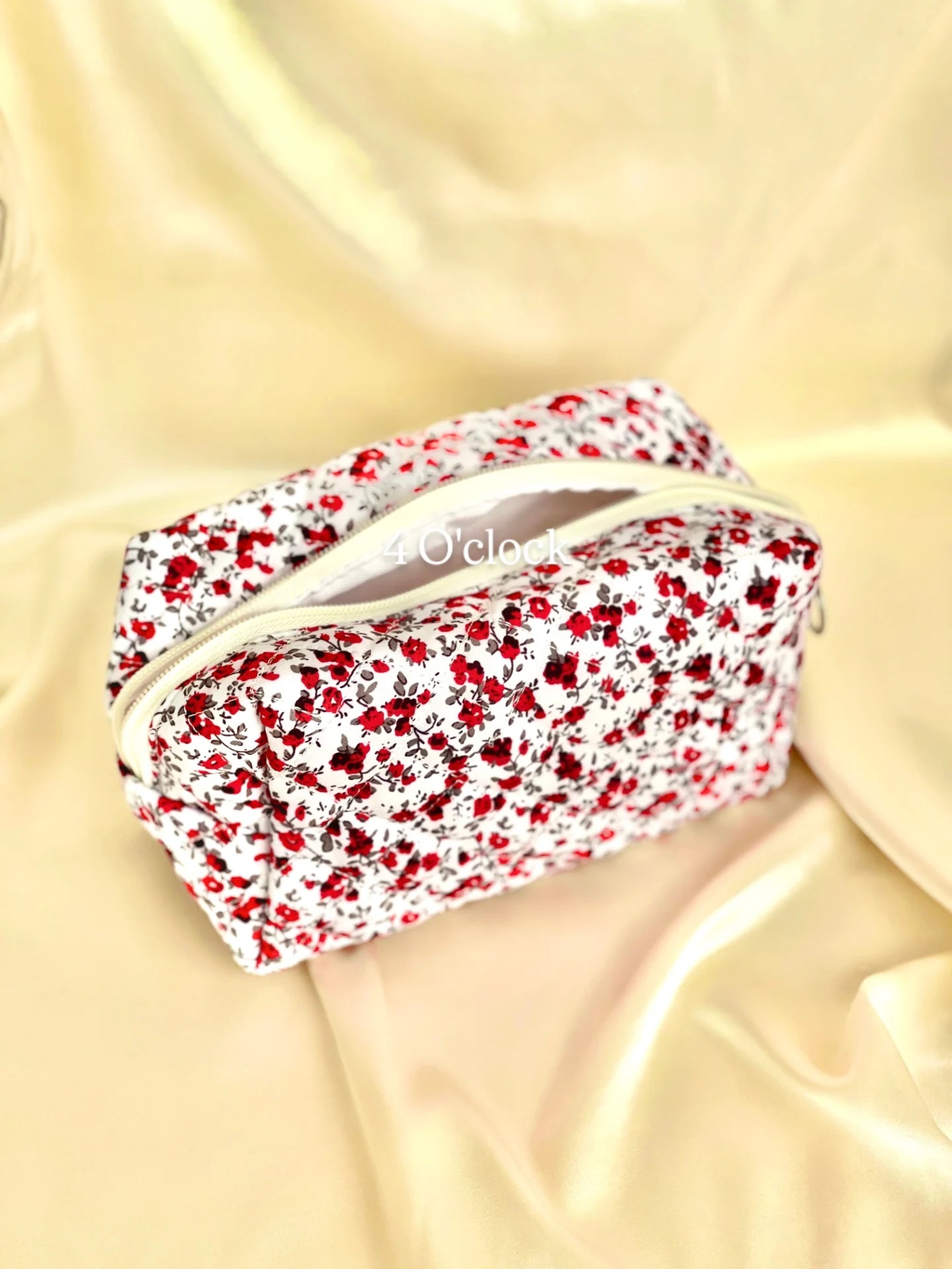 🎀 6. Pinteresty Makeup Bag: Red Roses🫧