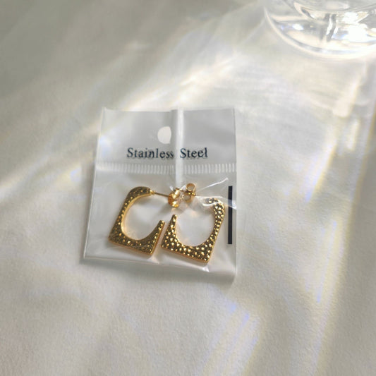 GE65: 18K Gold Plated Stainless Steel Ear Hoops
