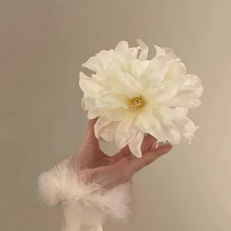 Moonflower Hairclaw: White
