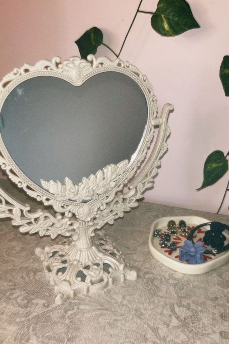 M01: Vintage Mirror: Vintage Heart Shape: Off-white