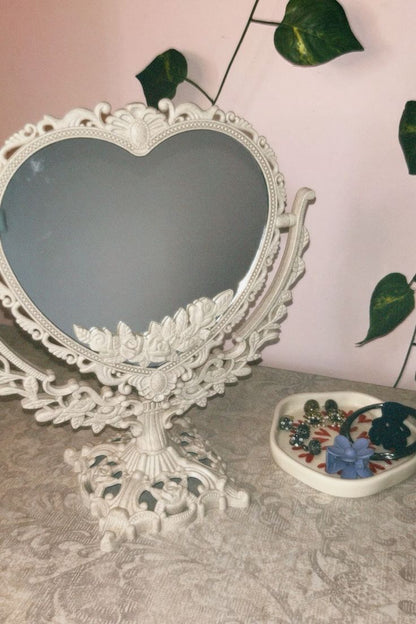 M01: Vintage Mirror: Vintage Heart Shape: Off-white