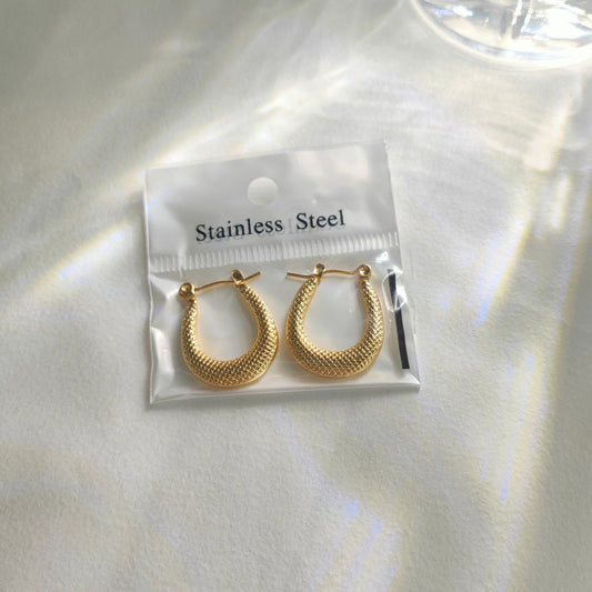 GE69: 18K Gold Plated Stainless Steel Ear Hoops