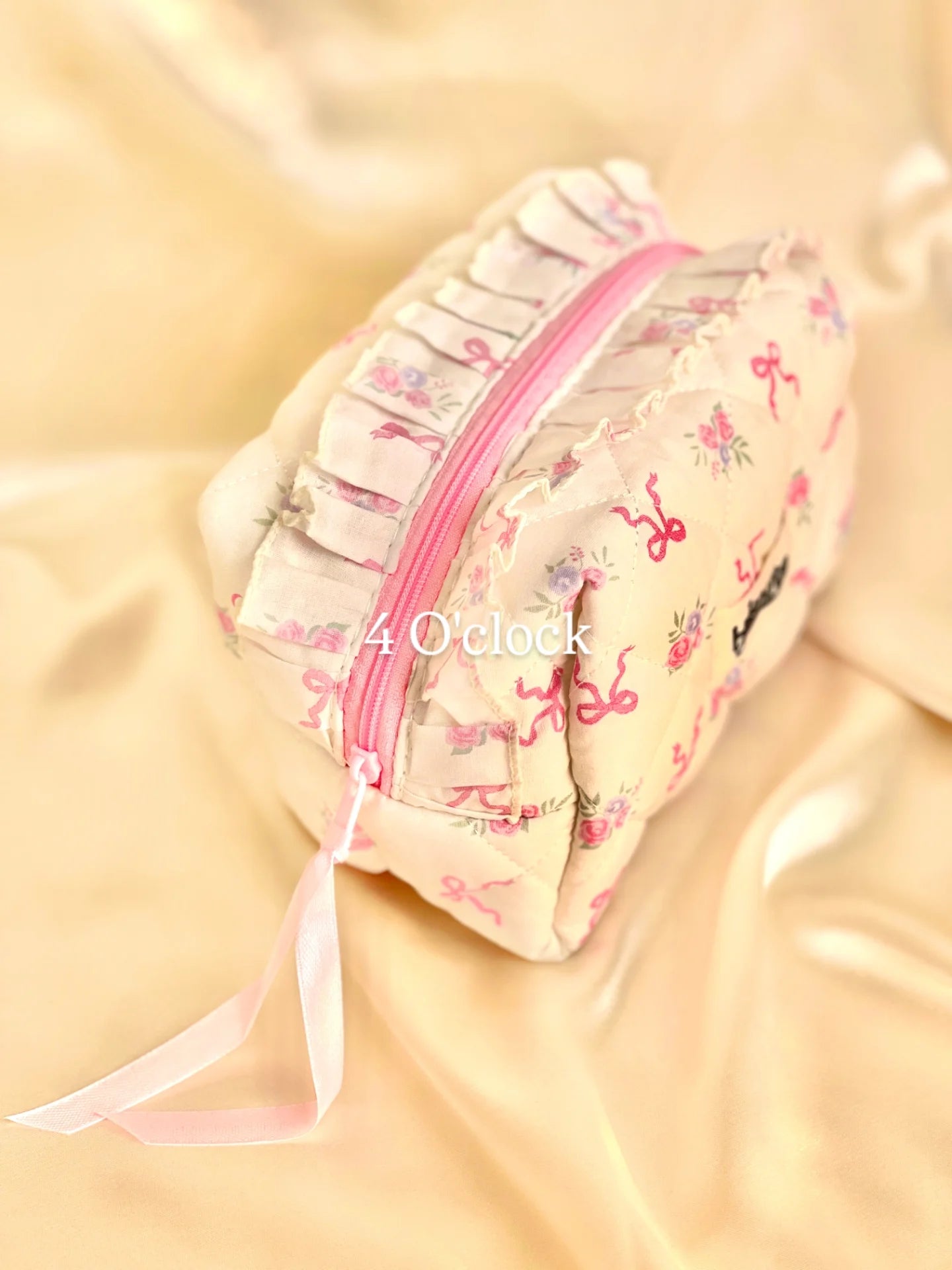 🎀14. Pinteresty Makeup Bag: White Tone Floral🫧