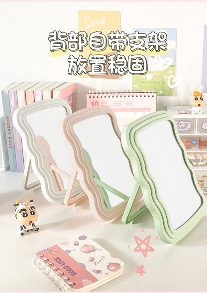 M12: Rippled Makeup Mirror: Butter Green